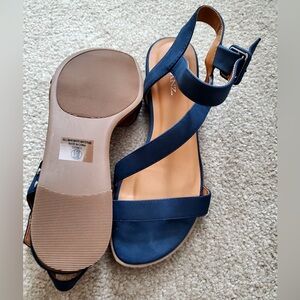 Solanz women’s navy blue sandals, size 9.5 never worn